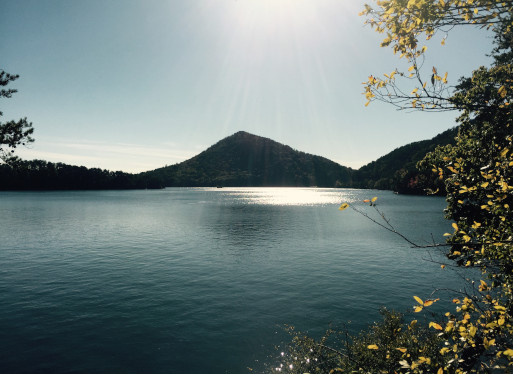 Tennessee Lake and Mountain scene representing Real Estate Acreage and Land opprotunities in Tennessee